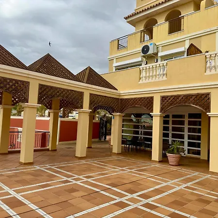 Prime Americas Getaway - With Huge Private Terrace & Pool Access Lägenhet