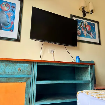 Prime Americas Getaway - With Huge Private Terrace & Pool Access Lägenhet