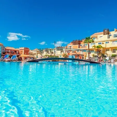 Prime Americas Getaway - With Huge Private Terrace & Pool Access