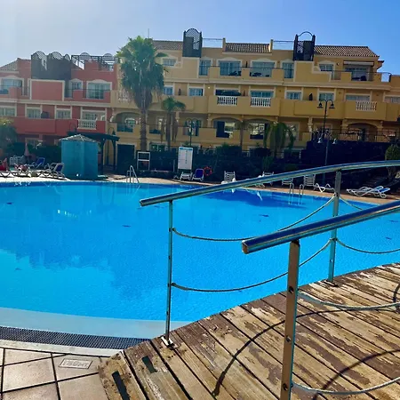 Prime Americas Getaway - With Huge Private Terrace & Pool Access Lägenhet