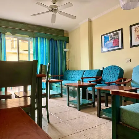 Prime Americas Getaway - With Huge Private Terrace & Pool Access شقة لوس كريستيانوس