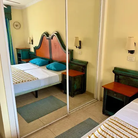 Prime Americas Getaway - With Huge Private Terrace & Pool Access شقة *