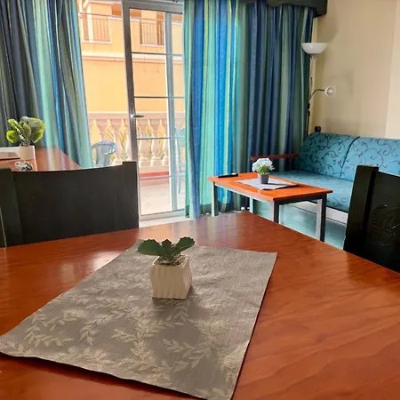 شقة Prime Americas Getaway - With Huge Private Terrace & Pool Access لوس كريستيانوس