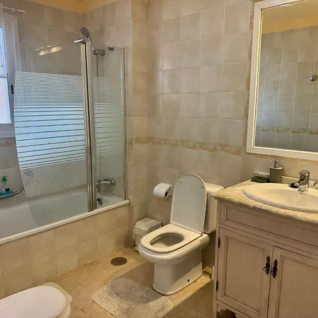 Prime Americas Getaway - With Huge Private Terrace & Pool Access *