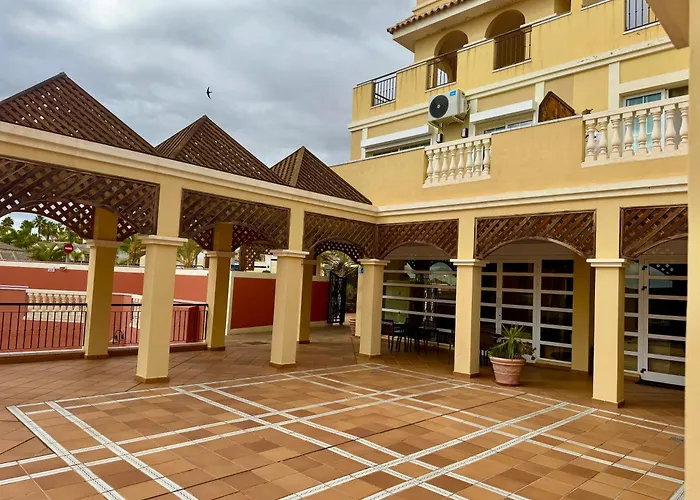 Prime Americas Getaway - With Huge Private Terrace & Pool Access Apartment