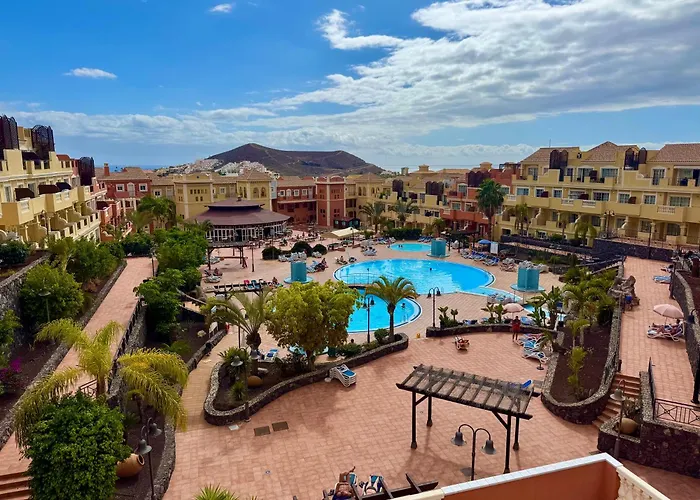 Prime Americas Getaway - With Huge Private Terrace & Pool Access