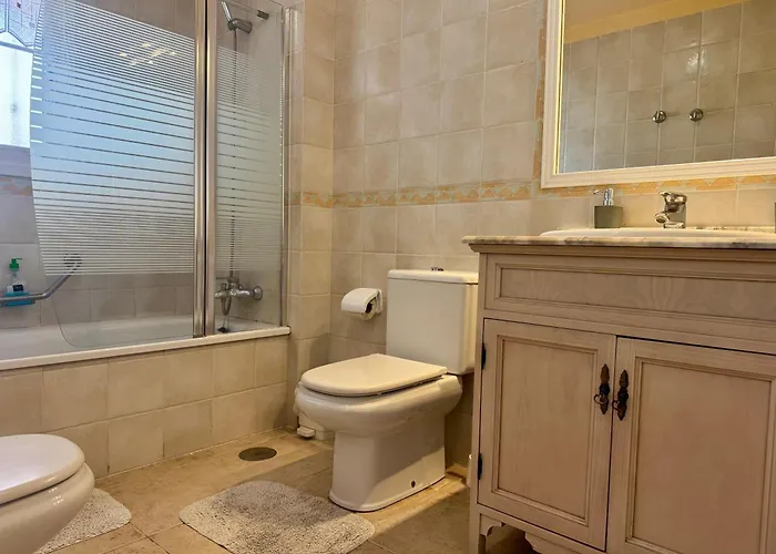 Prime Americas Getaway - With Huge Private Terrace & Pool Access