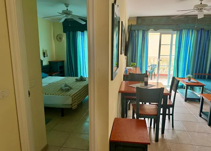 Prime Americas Getaway - With Huge Private Terrace & Pool Access *