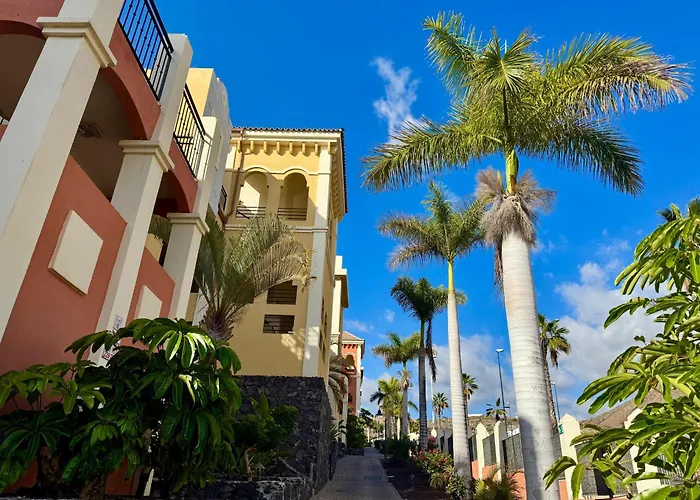 Prime Americas Getaway - With Huge Private Terrace & Pool Access