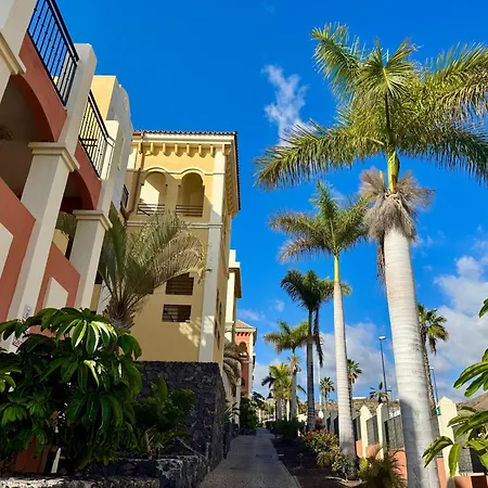 Prime Americas Getaway - With Huge Private Terrace & Pool Access