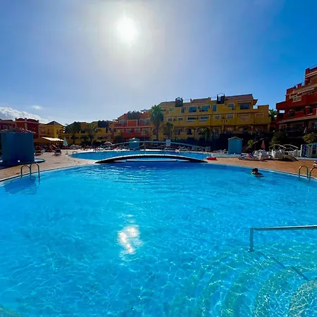 Prime Americas Getaway - With Huge Private Terrace & Pool Access Lejlighed
