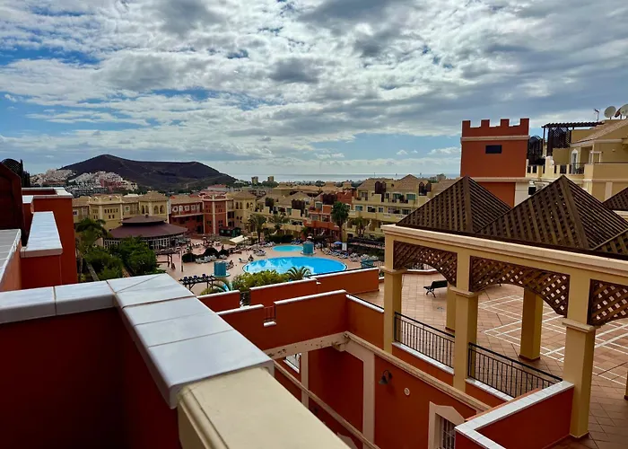 Prime Americas Getaway - With Huge Private Terrace & Pool Access *