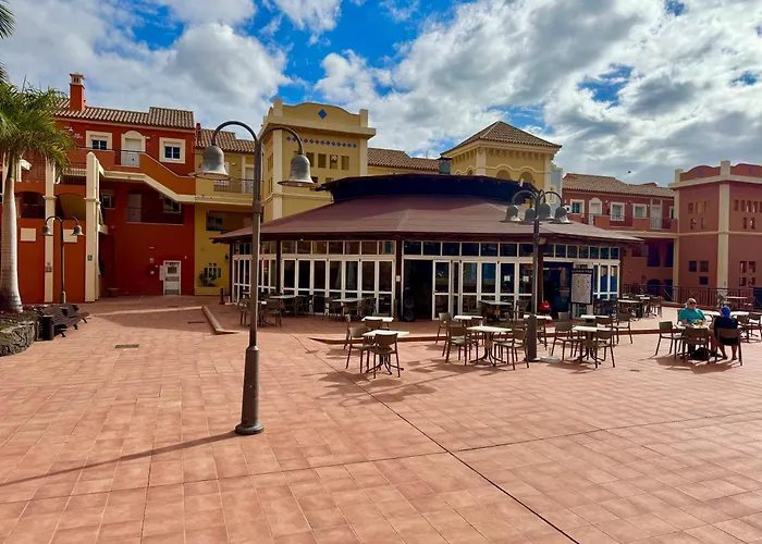 Prime Americas Getaway - With Huge Private Terrace & Pool Access *