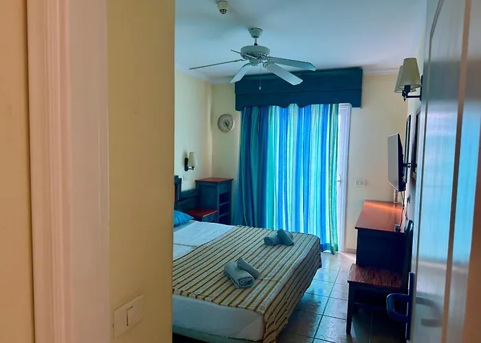 Prime Americas Getaway - With Huge Private Terrace & Pool Access Apartament *