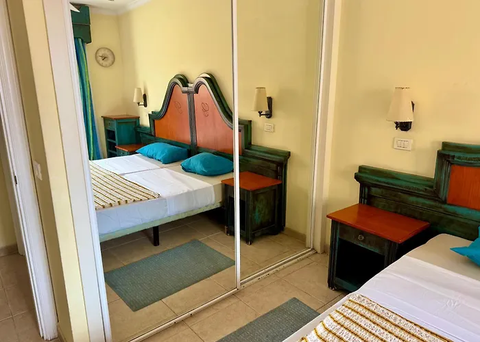 Prime Americas Getaway - With Huge Private Terrace & Pool Access Apartament *