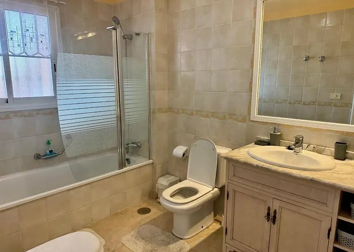 Prime Americas Getaway - With Huge Private Terrace & Pool Access *