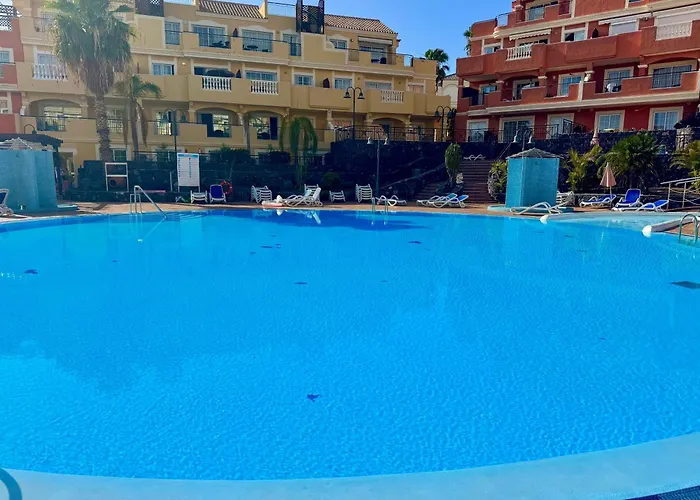 Prime Americas Getaway - With Huge Private Terrace & Pool Access Apartament