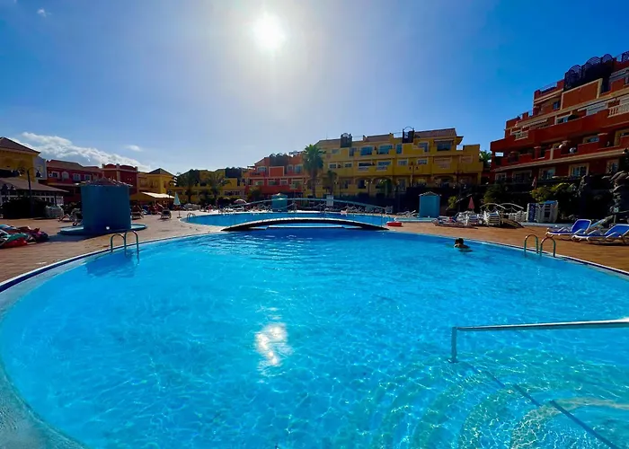 Prime Americas Getaway - With Huge Private Terrace & Pool Access Apartament