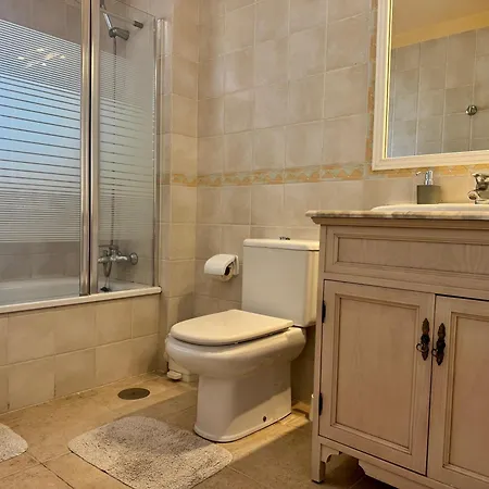 Prime Americas Getaway - With Huge Private Terrace & Pool Access