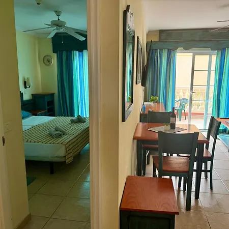 Prime Americas Getaway - With Huge Private Terrace & Pool Access *